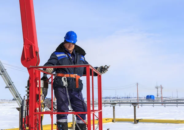 Man Worker Boom Lift Machine Control Aerial Platform — Stock Photo, Image