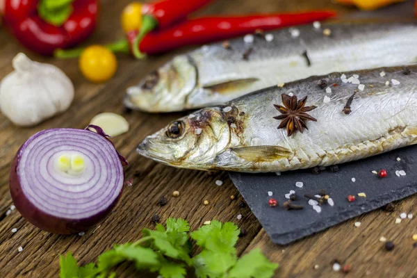 Arenque Seco Pescado Sobre Fondo Madera Con Verduras Especiales —  Fotos de Stock