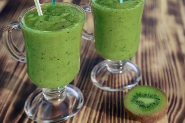 Gesunde Kost Entgiftung Frisch Gepresste Kiwi Früchte Auf Einem Holztisch — Stockfoto