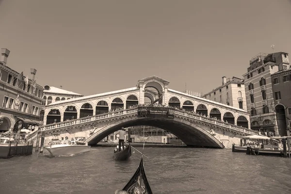 Venice Italy Augusztus 2016 Tourists Gondola Grand Canal Vitorlázás Szépia — Stock Fotó