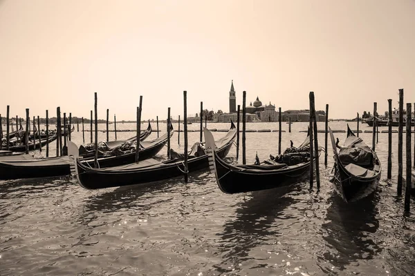 Venice Italy Серпня 2016 Tourists Гондоли Плавання Гранд Каналі Тоноване — стокове фото