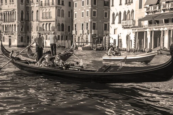 Venice Italy 그랜드 운하에 곤돌라에 2016 Tourists 세피아 — 스톡 사진