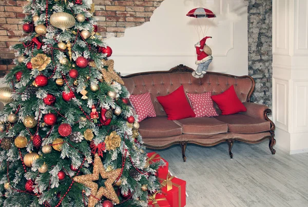 Weihnachtskarte Schöner Weihnachtsbaum Geschmückt Mit Spielzeug Neu Eingerichtetes Zimmer Roten — Stockfoto