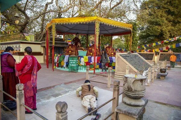 Varanasi India March 2017 Buddhist Temple Women Pray — Stock Photo, Image