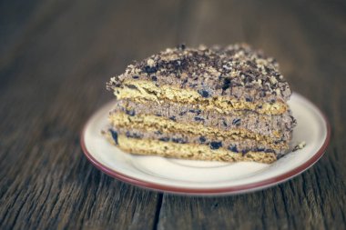 ceviz, Kuru erik ve koyu ahşap arka plan, seçici odak üzerinde kuru kayısı ile pasta