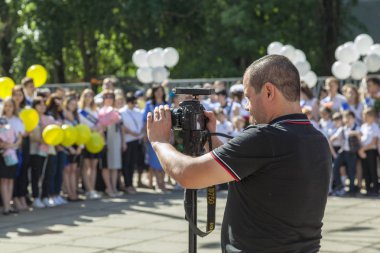Rostov-on-Don, Rusya, 24 Mayıs 2018: Okul mezuniyet, Tv kamera operatörü televizyon için vuruyor