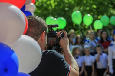 Rostov-on-Don, Rusya, 24 Mayıs 2018: Okul mezuniyet, Tv kamera operatörü televizyon için vuruyor