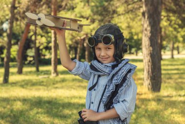 Bir hayalin konsepti pilot, uçak pilotu şeklinde bir çocuk, gözlüklü ve dürbünlü bir kaskın içinde oyuncak uçakla oynayan mutlu bir çocuk olmaktır. ses tonlu