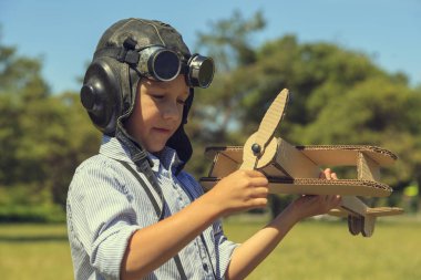 Pilot, oğlum bir uçak pilot ve onun odasında oynarken gezgin şeklinde olmaya kavramdır bir rüya,