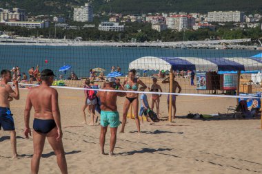 Gelendzhik, Rusya, 15 Temmuz 2018: Resort şehir çıkabilir, tatilciler plaj voleybolu oynamak.