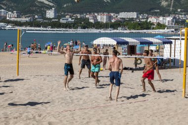 Gelendzhik, Rusya, 15 Temmuz 2018: Resort şehir çıkabilir, tatilciler plaj voleybolu oynamak.