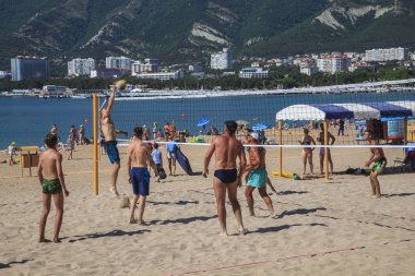 Gelendzhik, Rusya, 15 Temmuz 2018: Resort şehir çıkabilir, tatilciler plaj voleybolu oynamak.