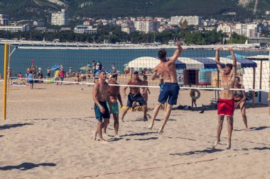 Gelendzhik, Rusya, 15 Temmuz 2018: Resort şehir çıkabilir, tatilciler plaj voleybolu oynamak.