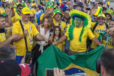 Rostov-On-Don, Rusya-17 Haziran 2018: FIFA Dünya Kupası 2018 ev sahibi şehir Rostov-on-Don yer Rostov Arena, Brezilya hayranları, büyüleyici Brezilyalı spor Tv sunucusu fox spor taraftarları Rusya arasında