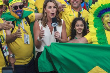 Rostov-On-Don, Rusya-17 Haziran 2018: FIFA Dünya Kupası 2018 ev sahibi şehir Rostov-on-Don yer Rostov Arena, Brezilya hayranları, büyüleyici Brezilyalı spor Tv sunucusu fox spor taraftarları Rusya arasında