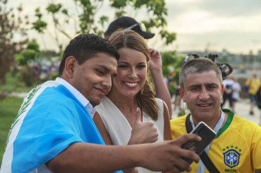 Rostov-On-Don, Rusya-17 Haziran 2018: FIFA Dünya Kupası 2018 ev sahibi şehir Rostov-on-Don yer Rostov Arena, Brezilya hayranları, büyüleyici Brezilyalı spor Tv sunucusu fox spor taraftarları Rusya arasında