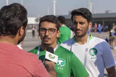 Rostov-On-Don, Rusya-20 Haziran 2018: FIFA Dünya Kupası 2018 ev sahibi şehir Rostov-on-Don yer Rostov Arena, fanlar Suudi Arabistan, Suudi Arabistan hayranları vermek bir röportaj bir televizyon kanalına