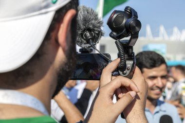 Rostov-On-Don, Rusya-20 Haziran 2018: FIFA Dünya Kupası 2018 ev sahibi şehir Rostov-on-Don yer Rostov Arena, fanlar Suudi Arabistan, Suudi Arabistan hayranları vermek bir röportaj bir televizyon kanalına