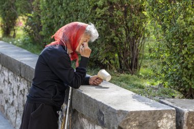 Rostov-On-Don, Rusya Federasyonu - 20 Haziran, 2018:Money, sikke, emeklilik ve hayat, en az kavramı Büyükanne - eski Büyükanne ne yazık ki bir kağıt cam, yoksulluk, açlık küçük sikkeler toplayan