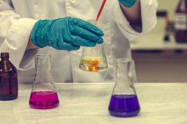 Kimyasal laboratuvar. Asistan'ın elleri doping testi tonda, tüp bebek, çözümde mix