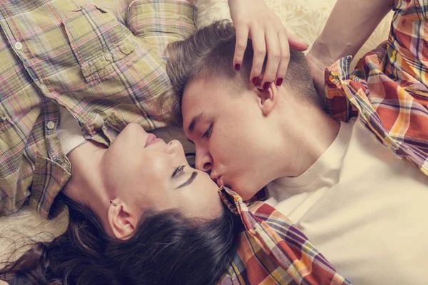 Junges Liebevolles Paar Küsst Einander Bedeckt Ihre Lippen Mit Einem — Stockfoto