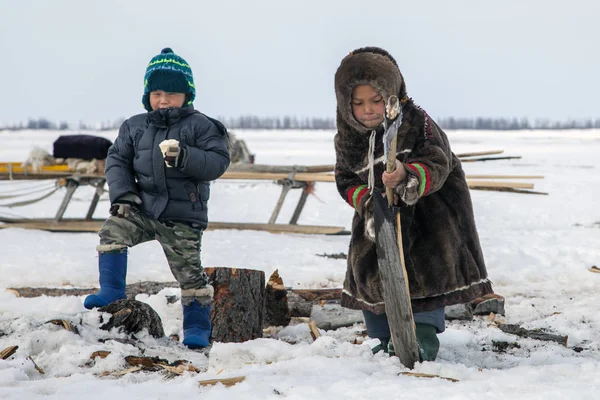 Nadym Rússia Abril 2018 Tundra Área Aberta Meninos Roupas Nacionais — Fotografia de Stock