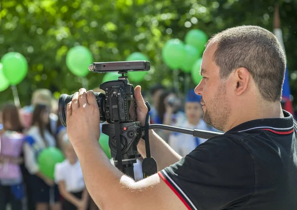 Rostov-on-Don, Rusya, 24 Mayıs 2018: Okul mezuniyet, Tv kamera operatörü televizyon için vuruyor