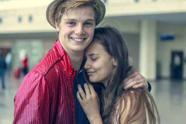 Emotion Separation Young Man Says Goodbye His Girlfriend Girl Hugs — Stock Photo, Image