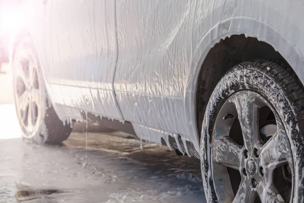 Oto yıkama Self-Servis; El ile araba yıkama. Beyaz köpüklü deterjan ile lüks araç yıkama. Self servis temizlik otomobil