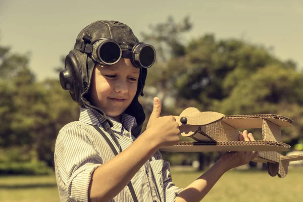 Ein Junge Mit Einem Flugzeug Ein Glückliches Kind Träumt Davon — Stockfoto