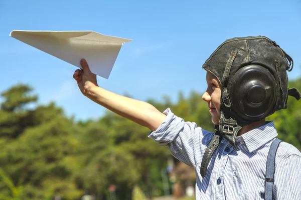 Ένα Αγόρι Ένα Αεροπλάνο Ευτυχισμένο Παιδί Ονειρεύεται Γίνει Πιλότος Παίζοντας — Φωτογραφία Αρχείου