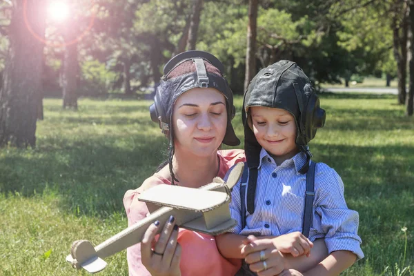 Dzień Matki Dzień Świat Dzieci Mama Syn Grając Pilotów — Zdjęcie stockowe