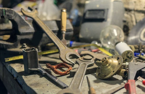 Araçlar atölye, Retro demir masada eski araçlar stilize.