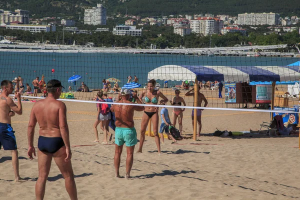 Gelendzhik, Rusya, 15 Temmuz 2018: Resort şehir çıkabilir, tatilciler plaj voleybolu oynamak.