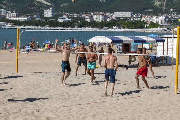 Gelendzhik, Rusya, 15 Temmuz 2018: Resort şehir çıkabilir, tatilciler plaj voleybolu oynamak.