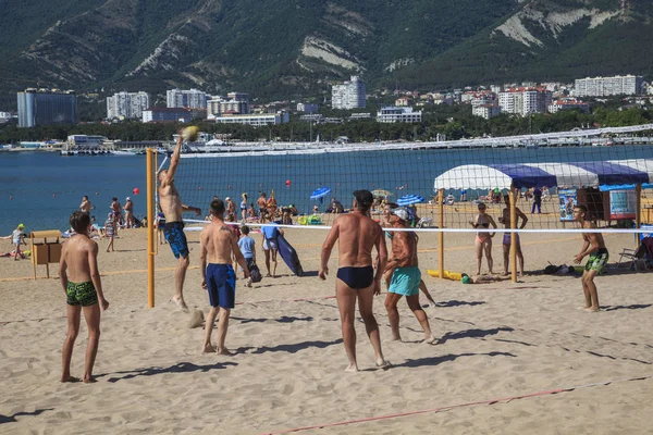 Gelendzhik, Rusya, 15 Temmuz 2018: Resort şehir çıkabilir, tatilciler plaj voleybolu oynamak.