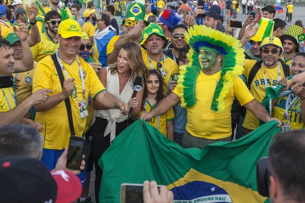 Rostov-On-Don, Rusya-17 Haziran 2018: FIFA Dünya Kupası 2018 ev sahibi şehir Rostov-on-Don yer Rostov Arena, Brezilya hayranları, büyüleyici Brezilyalı spor Tv sunucusu fox spor taraftarları Rusya arasında