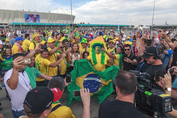 Rostov-On-Don, Rusya-17 Haziran 2018: FIFA Dünya Kupası 2018 ev sahibi şehir Rostov-on-Don yer Rostov Arena, Brezilya hayranları, büyüleyici Brezilyalı spor Tv sunucusu fox spor taraftarları Rusya arasında