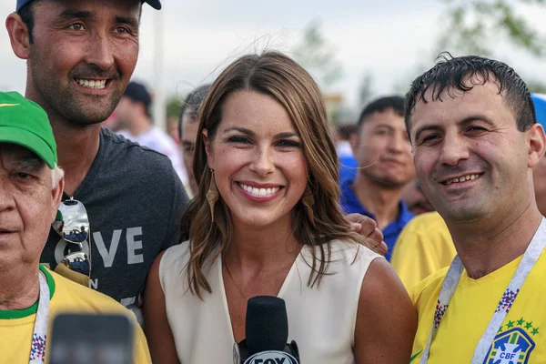 Rostov-On-Don, Rusya-17 Haziran 2018: FIFA Dünya Kupası 2018 ev sahibi şehir Rostov-on-Don yer Rostov Arena, Brezilya hayranları, büyüleyici Brezilyalı spor Tv sunucusu fox spor taraftarları Rusya arasında