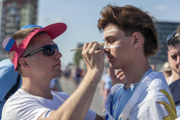 Rostov-On-Don, Rusya-20 Haziran 2018: FIFA Dünya Kupası 2018 ev sahibi şehir Rostov-on-Don yer Rostov Arena, futbol taraftarları bayrakları onların yanaklarda, editoryal çizmek.