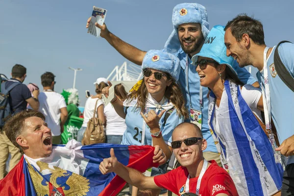 Rostov-On-Don, Rusya-20 Haziran 2018: FIFA Dünya Kupası 2018 ev sahibi şehir Rostov-on-Don yer Rostov Arena, Rusya, editoryal Uruguay'da futbol hayranları.
