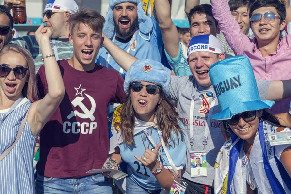 Rostov-On-Don, Rusya-20 Haziran 2018: FIFA Dünya Kupası 2018 ev sahibi şehir Rostov-on-Don yer Rostov Arena, Rusya, editoryal Uruguay'da futbol hayranları.