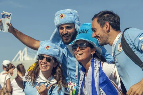 Rostov-On-Don, Rusya-20 Haziran 2018: FIFA Dünya Kupası 2018 ev sahibi şehir Rostov-on-Don yer Rostov Arena, Rusya, editoryal Uruguay'da futbol hayranları.
