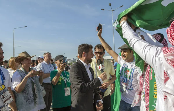 Rostov-On-Don, Rusya-20 Haziran 2018: FIFA Dünya Kupası 2018 ev sahibi şehir Rostov-on-Don yer Rostov Arena, fanlar Suudi Arabistan, Suudi Arabistan hayranları vermek bir röportaj bir televizyon kanalına