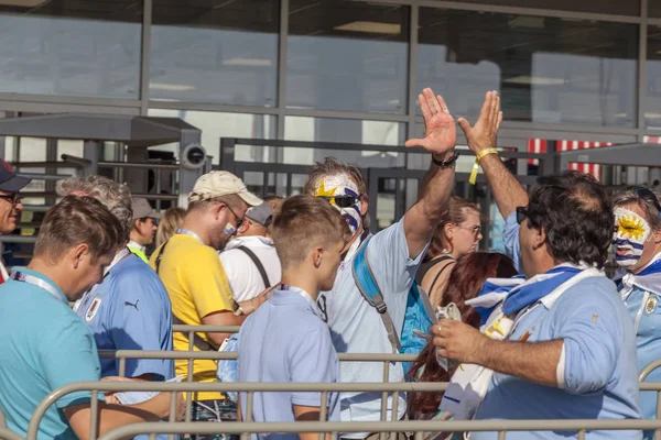 Rostov-On-Don, Rusya-20 Haziran 2018: FIFA Dünya Kupası 2018 ev sahibi şehir Rostov-on-Don yer Rostov Arena, Rusya, editoryal Uruguay'da futbol hayranları.
