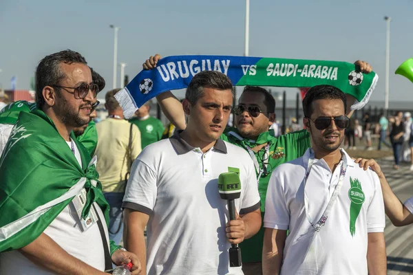 Rostov-On-Don, Rusya-20 Haziran 2018: FIFA Dünya Kupası 2018 ev sahibi şehir Rostov-on-Don yer Rostov Arena, fanlar Suudi Arabistan, Suudi Arabistan hayranları vermek bir röportaj bir televizyon kanalına