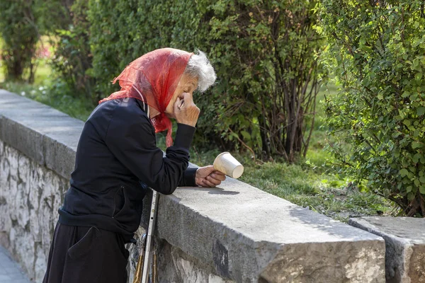 Rostov-On-Don, Rusya Federasyonu - 20 Haziran, 2018:Money, sikke, emeklilik ve hayat, en az kavramı Büyükanne - eski Büyükanne ne yazık ki bir kağıt cam, yoksulluk, açlık küçük sikkeler toplayan