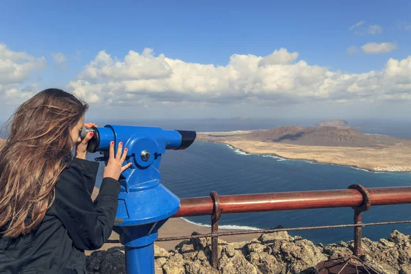 Turist teleskopla gözetleme dürbünü deniz manzara izlerken kız kız