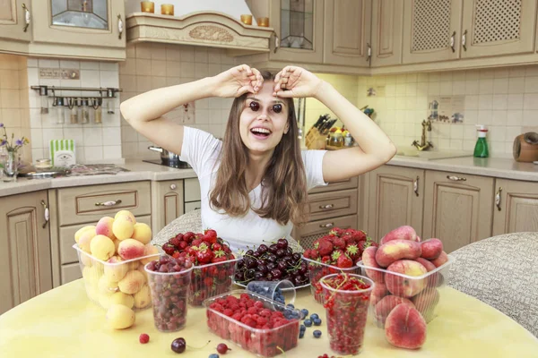 Güzel Genç Kız Mutfakta Meyve Taze Çilek Yiyor Gözleri Kiraz — Stok fotoğraf