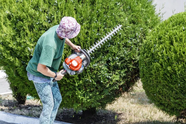 Tuinieren Vrouwelijke Tuin Ontwerper Schuintrekken Struiken Met Benzine Borstel Frezen — Stockfoto